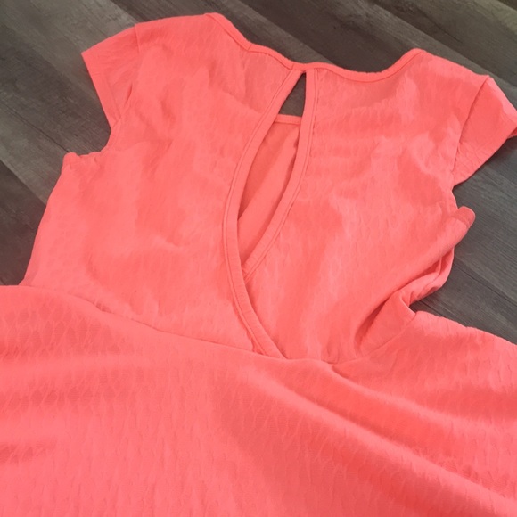 Neon Coral peplum top with key hole back detail 🧡 - Picture 3 of 3